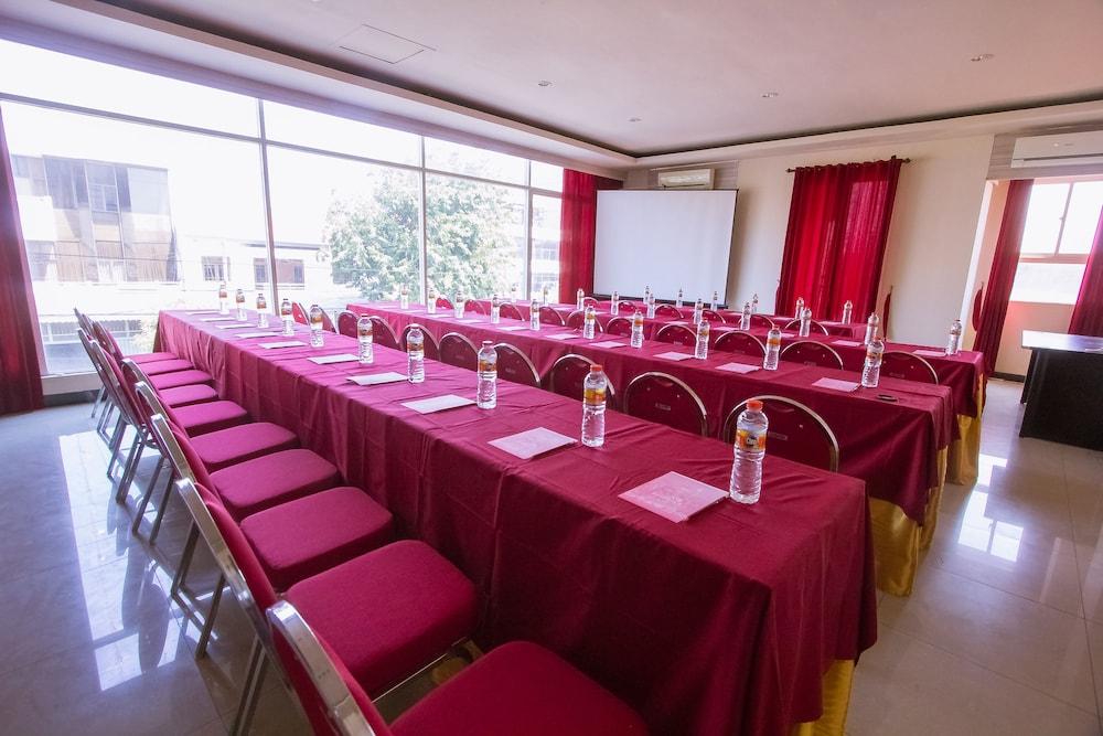 Luxpoint Hotel Baratajaya Sorabaya Extérieur photo