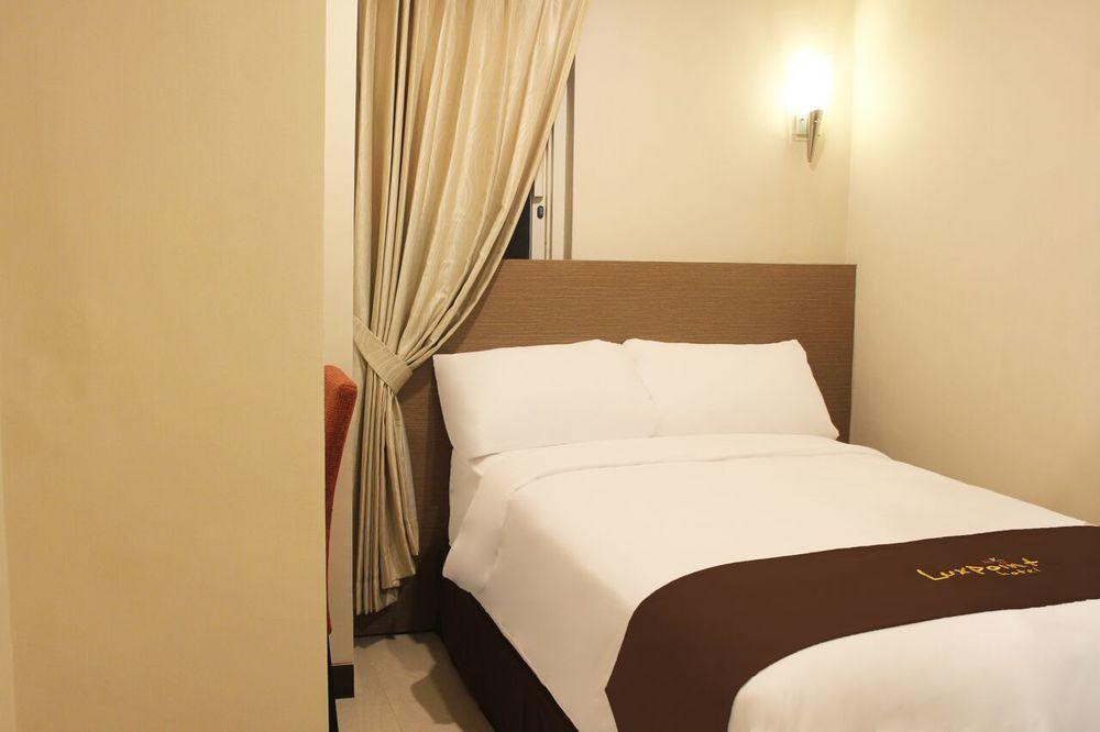 Luxpoint Hotel Baratajaya Sorabaya Extérieur photo