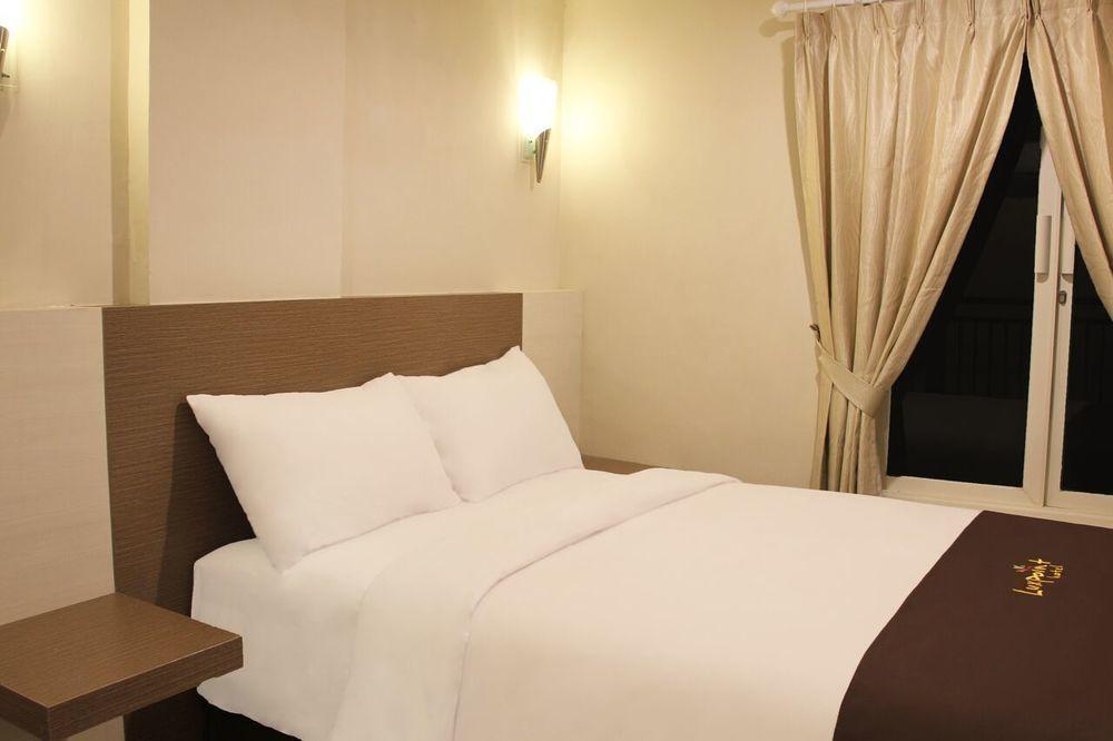 Luxpoint Hotel Baratajaya Sorabaya Extérieur photo
