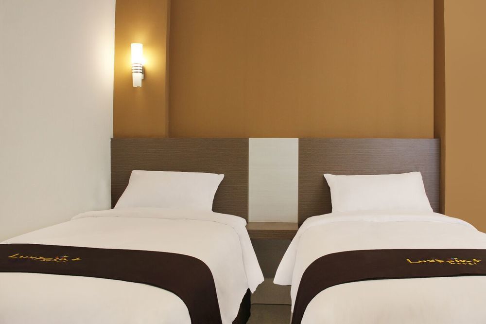 Luxpoint Hotel Baratajaya Sorabaya Extérieur photo