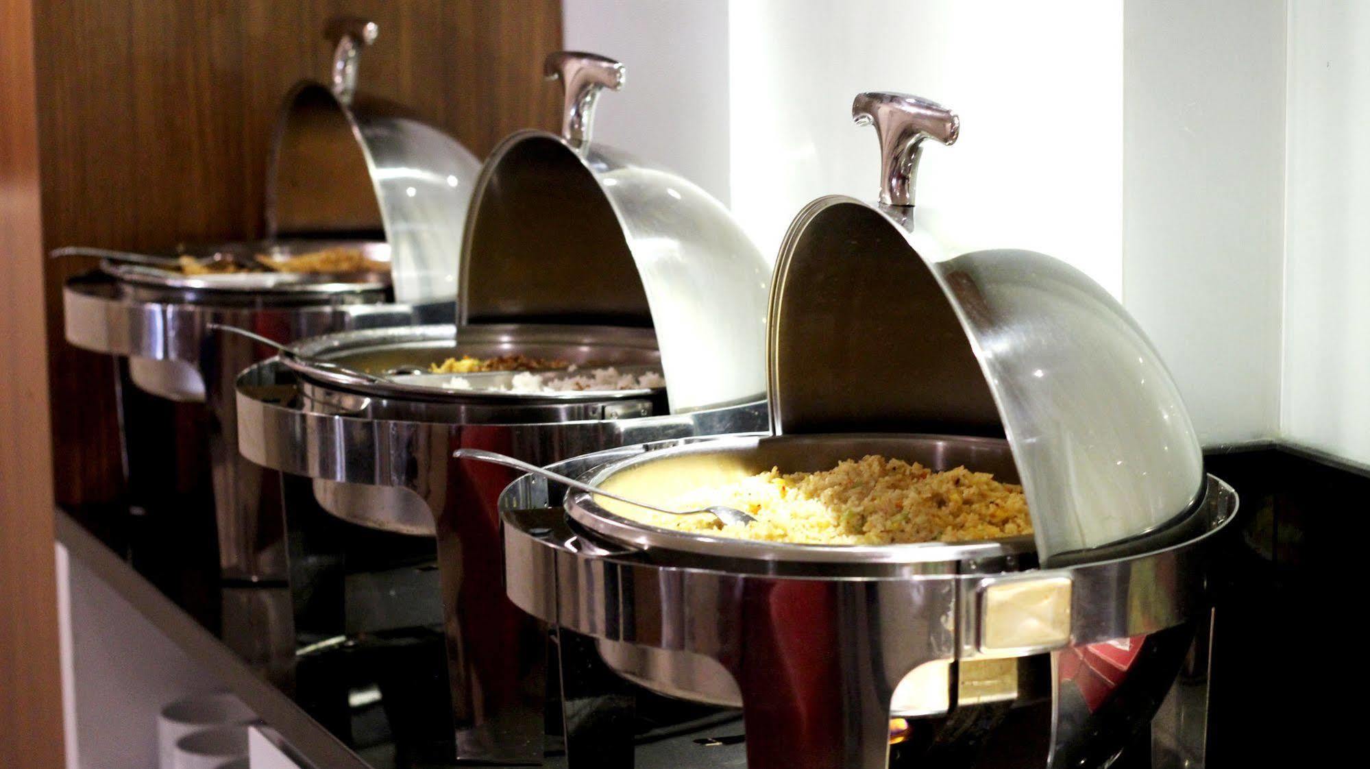 Luxpoint Hotel Baratajaya Sorabaya Extérieur photo