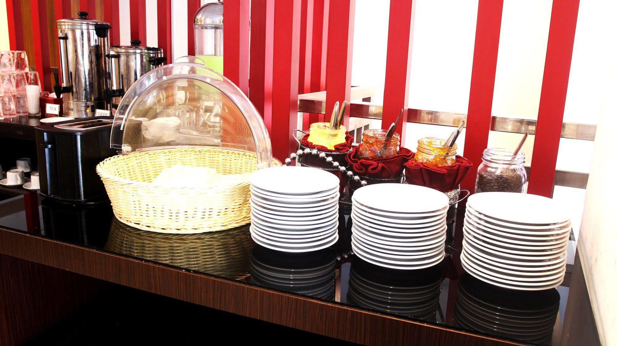 Luxpoint Hotel Baratajaya Sorabaya Extérieur photo
