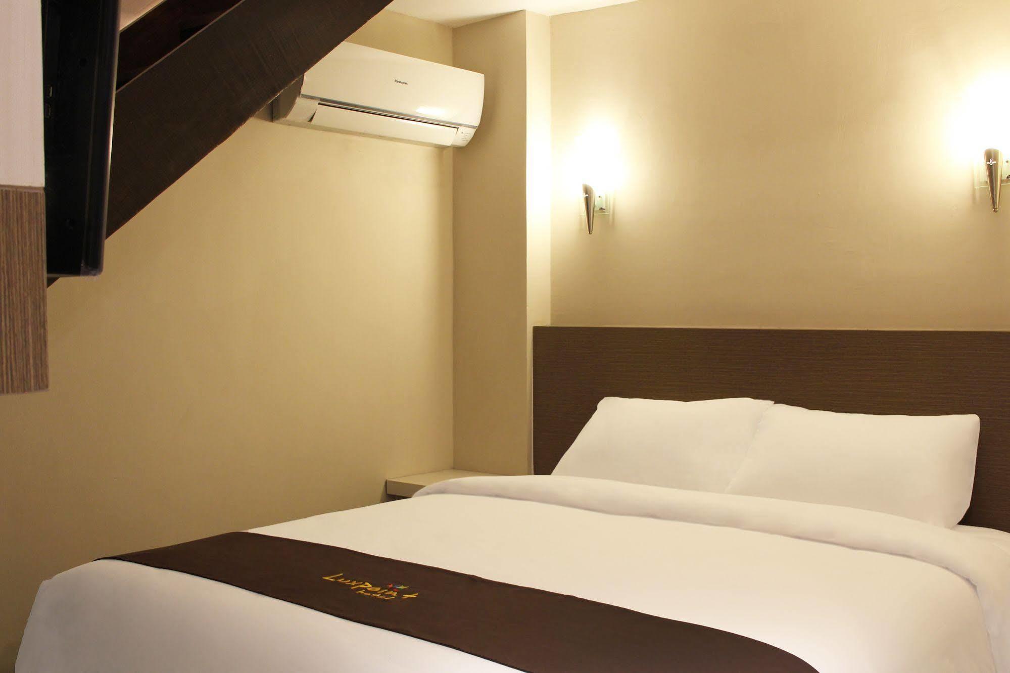 Luxpoint Hotel Baratajaya Sorabaya Extérieur photo