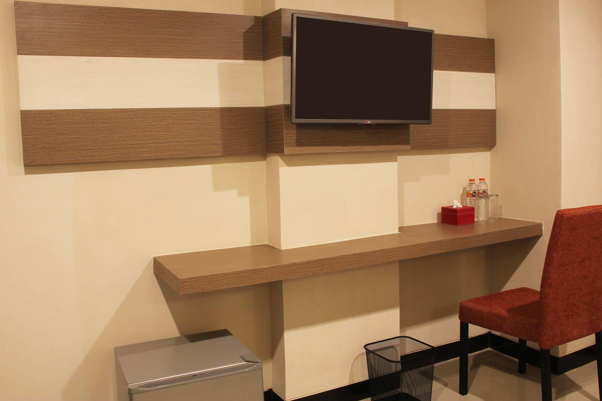 Luxpoint Hotel Baratajaya Sorabaya Extérieur photo