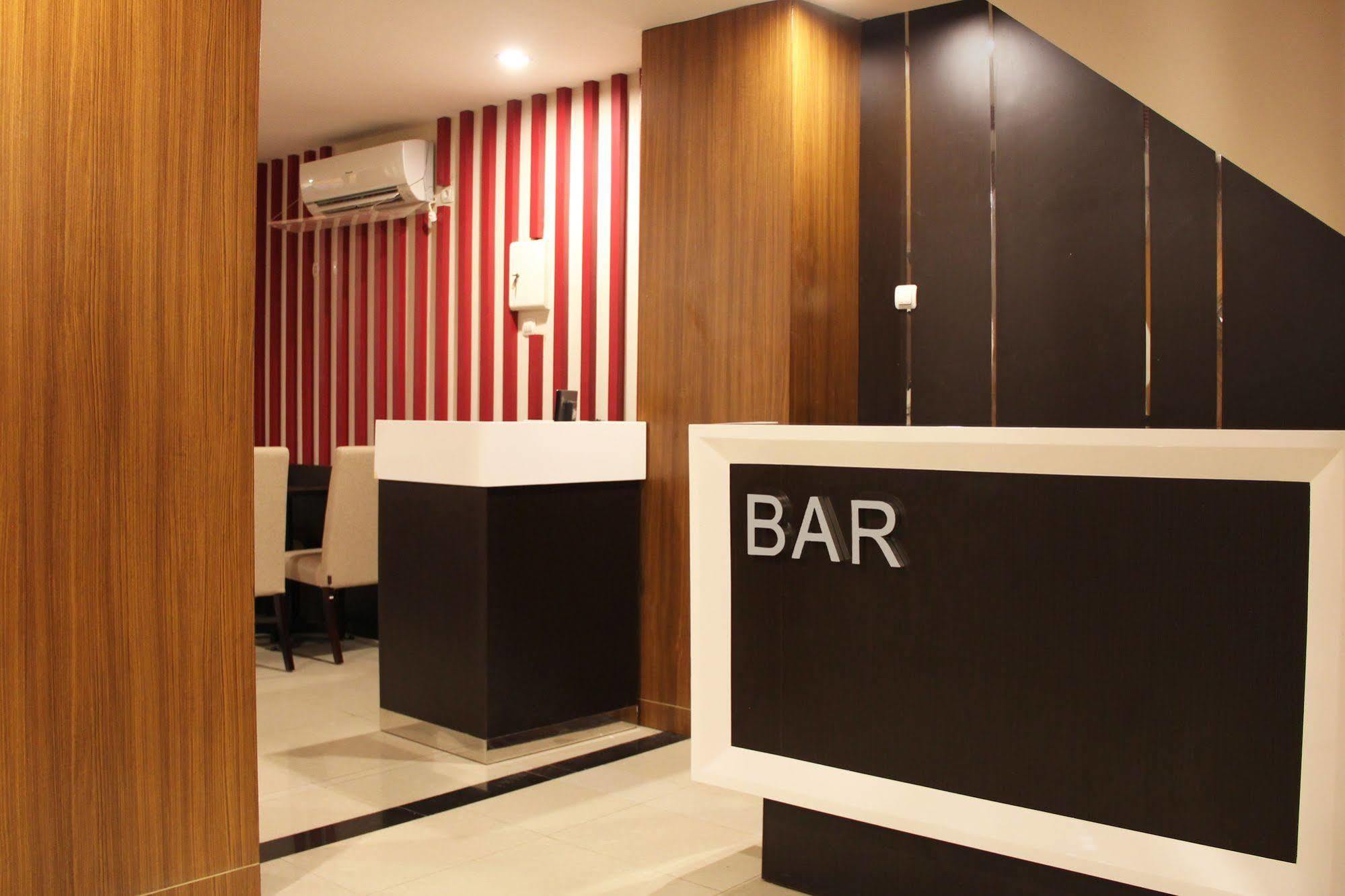Luxpoint Hotel Baratajaya Sorabaya Extérieur photo