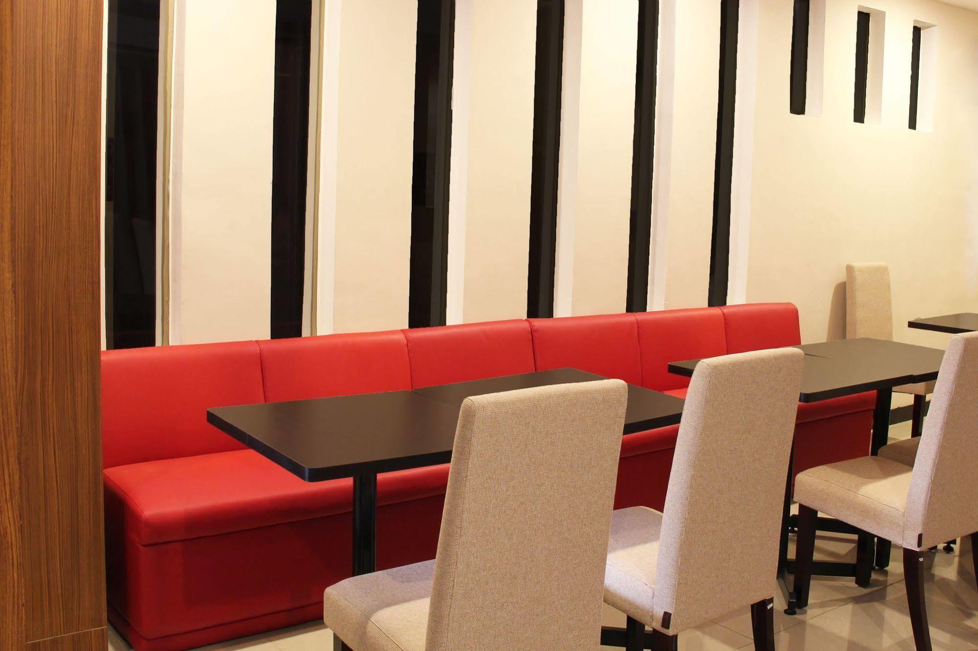 Luxpoint Hotel Baratajaya Sorabaya Extérieur photo