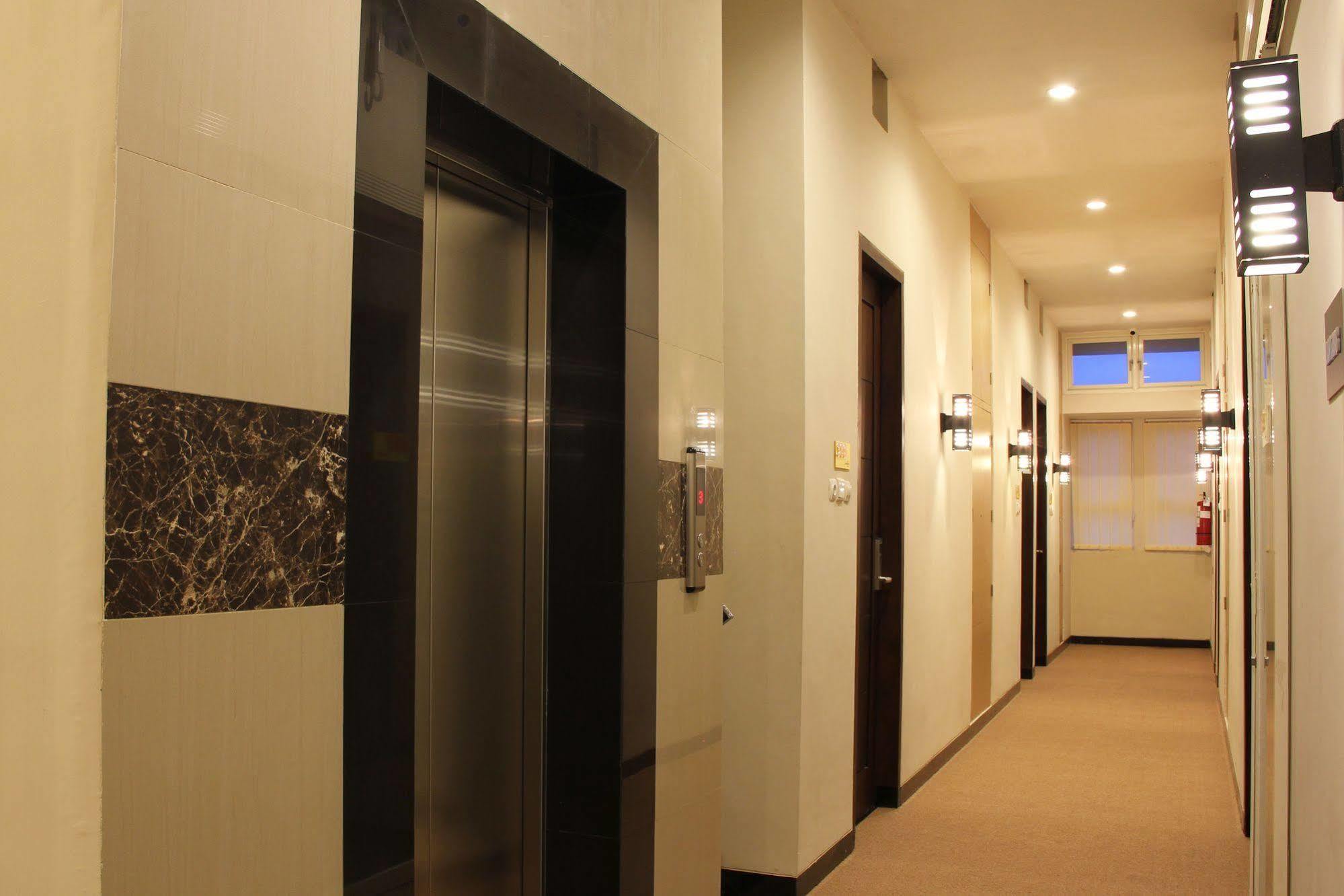 Luxpoint Hotel Baratajaya Sorabaya Extérieur photo
