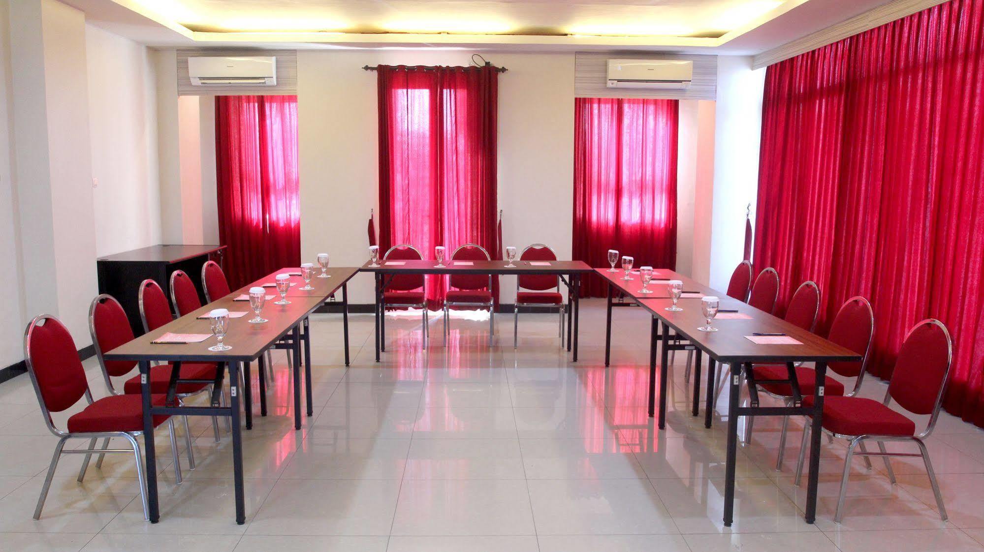 Luxpoint Hotel Baratajaya Sorabaya Extérieur photo