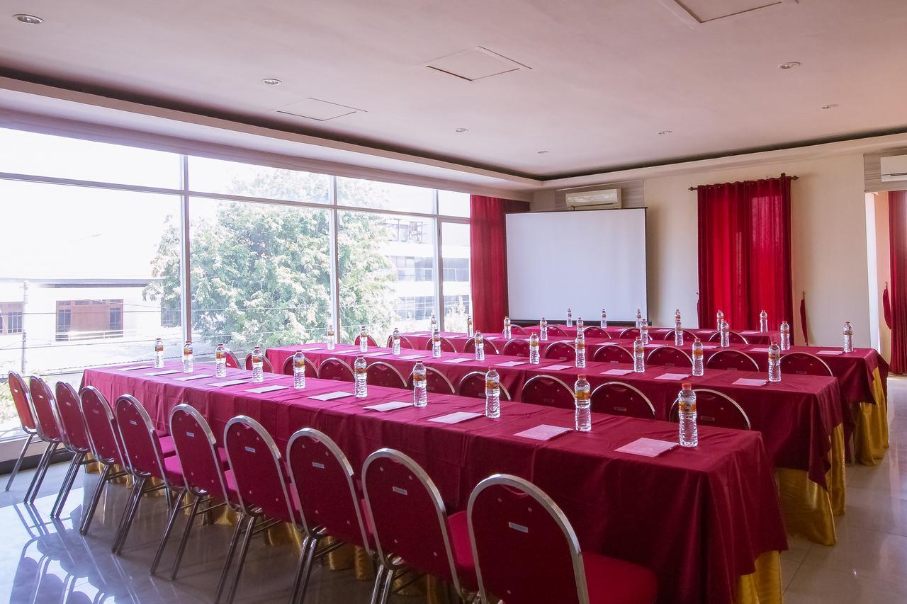 Luxpoint Hotel Baratajaya Sorabaya Extérieur photo